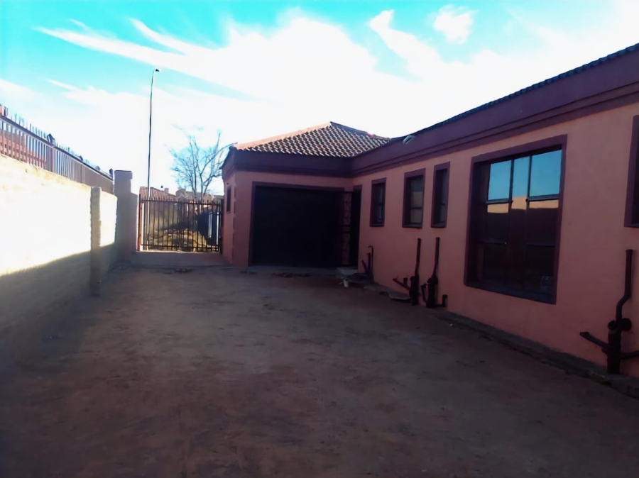 4 Bedroom Property for Sale in Bloemside 2 Free State